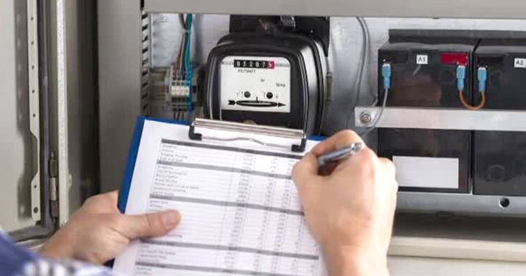 Poștașii hunedoreni fac și citirea contoarelor de curent electric