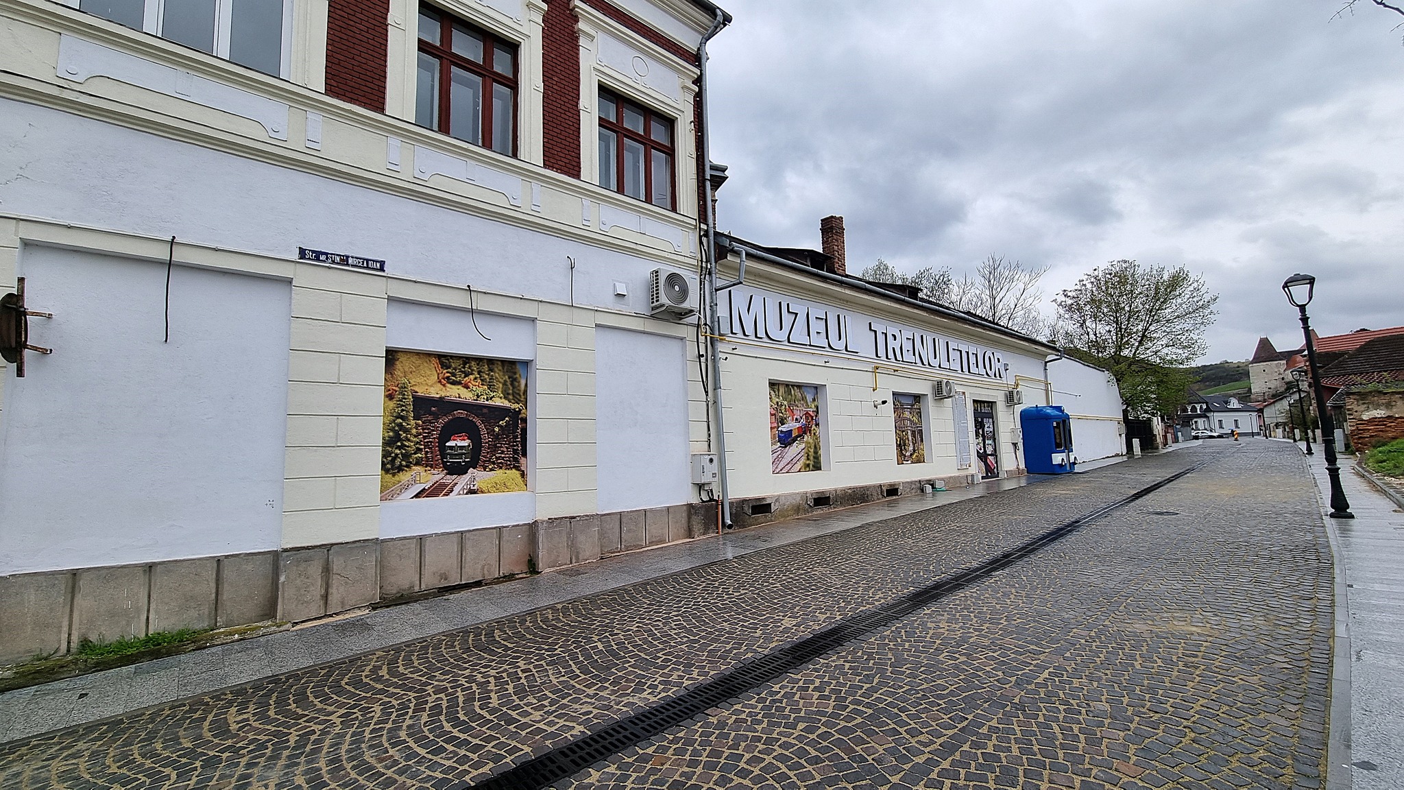 Muzeul Trenulețelor „Valentin Banciu” s-a redeschis într-o nouă locaţie. Obiectivul turistic promite să devină şi mai spectaculos decât este deja